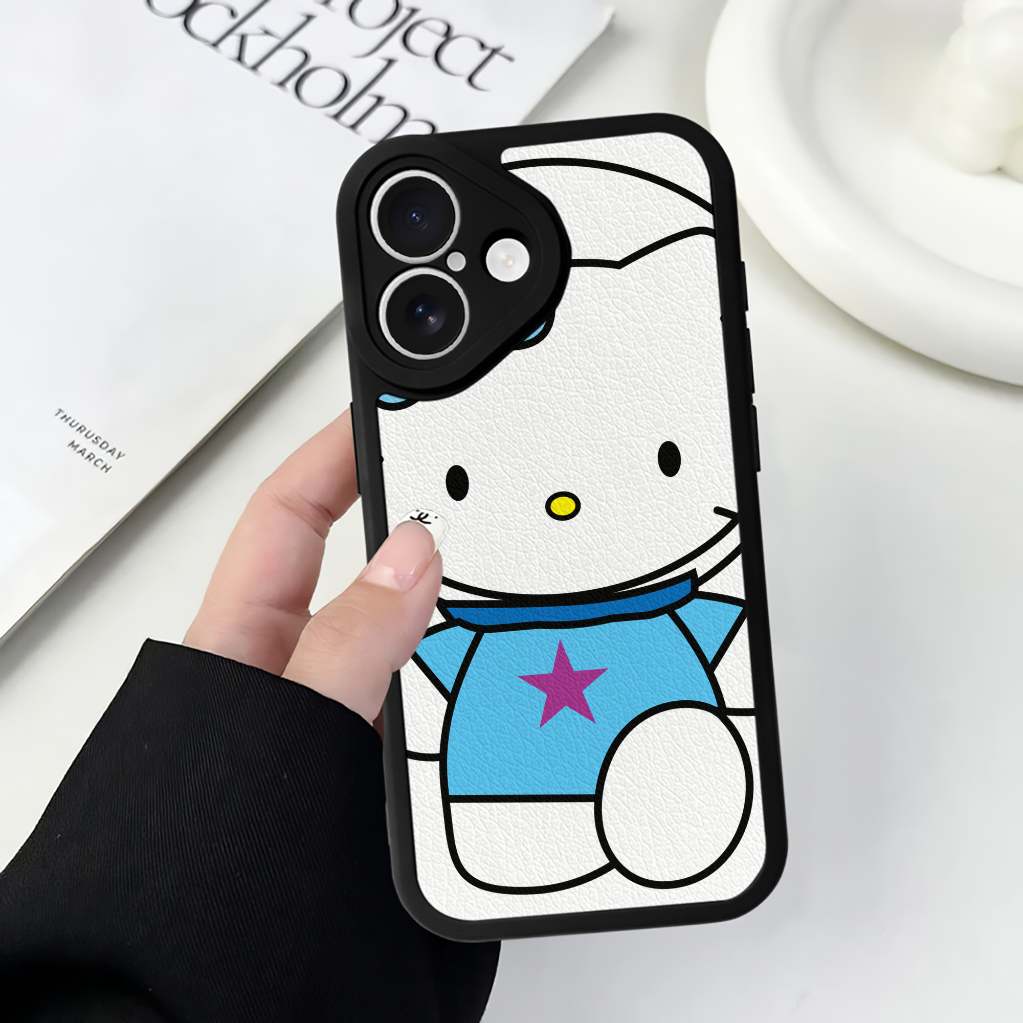 （画像用） Hello Kitty ハローキティ 【iPhone 16シリーズ対応】シリコンスマホケース（レザー調） 材質：シリコン